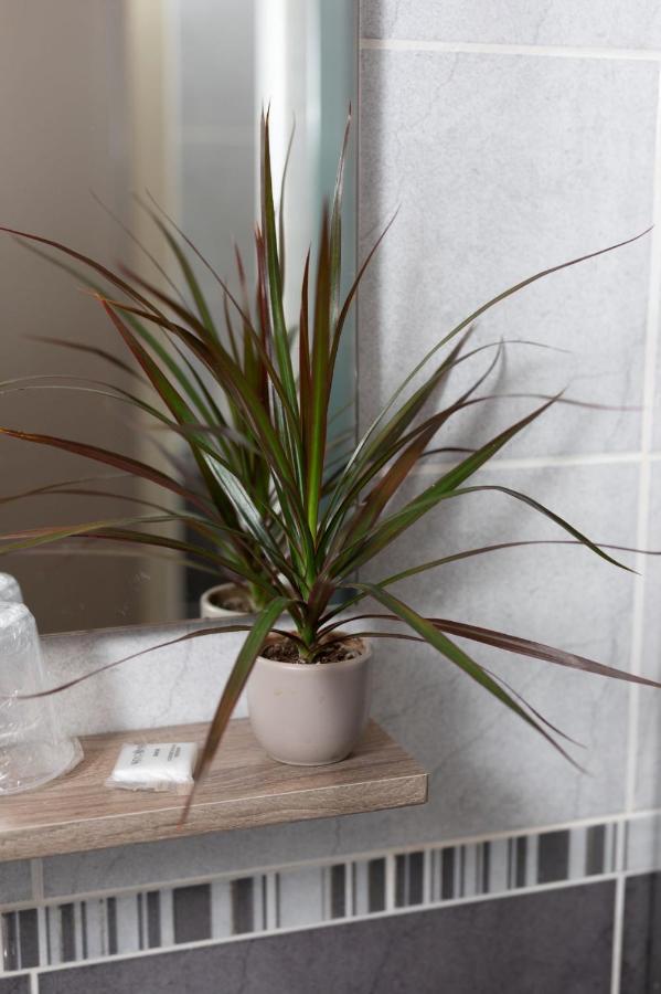 Hotel Logis-Hotel & Restaurant Le Carnot Bolbec